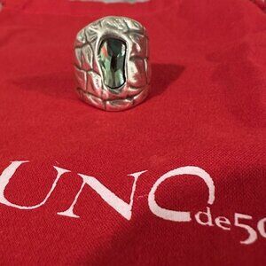 UNO de 50 unique silver ring with green stone size 8.5